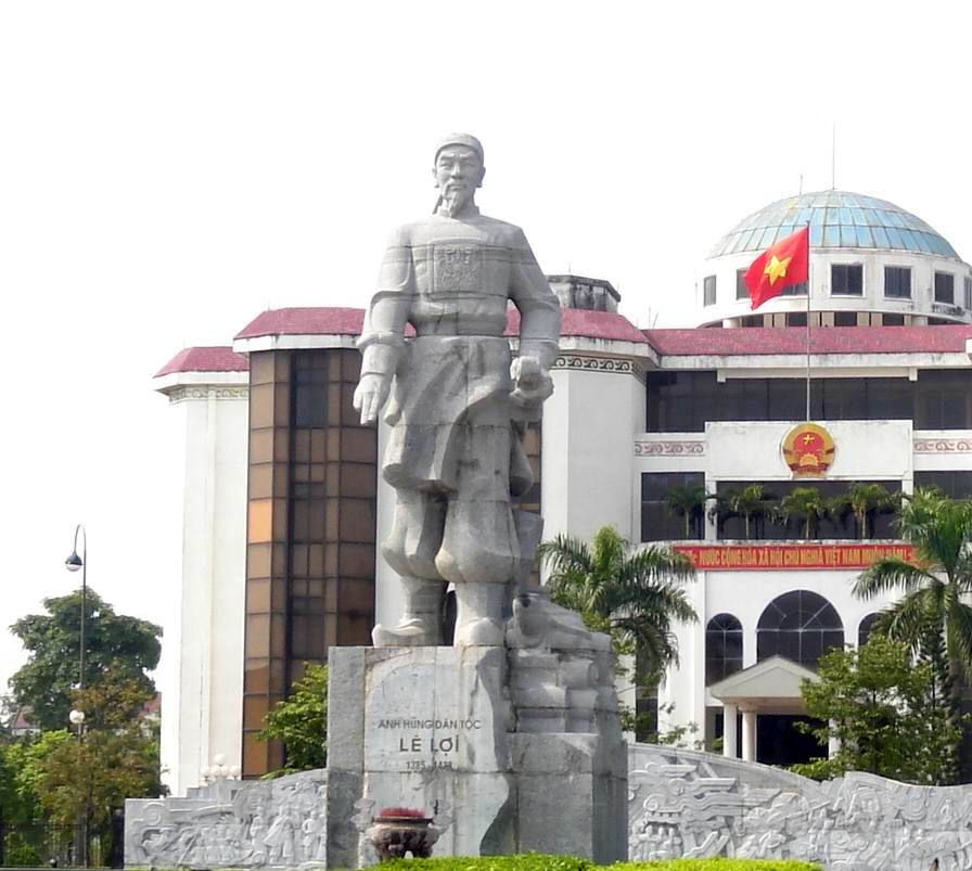 越南清化省政府辦公樓前的黎利塑像 越南清化省政府辦公樓前的黎利塑像