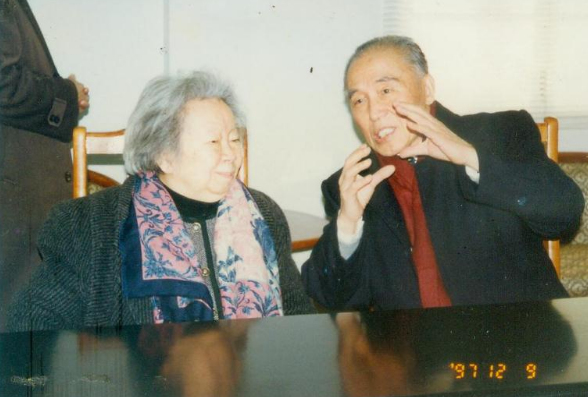 董事長李儲文教授與校長謝希德院士 董事長李儲文教授與校長謝希德院士