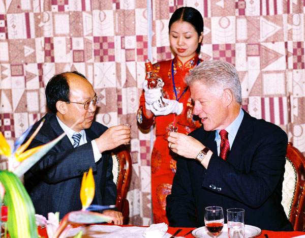 喬天明與柯林頓共飲劍南春 喬天明與柯林頓共飲劍南春