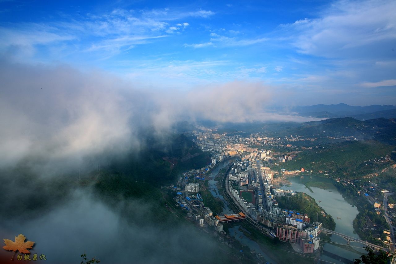 雲霧繚繞的南江縣 雲霧繚繞的南江縣