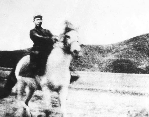 曾思玉騎在繳獲戰馬上(1943年) 曾思玉騎在繳獲戰馬上(1943年)