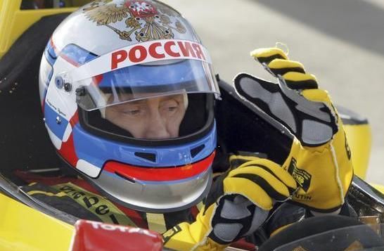 俄羅斯總理普京試駕雷諾f1賽車 俄羅斯總理普京試駕雷諾f1賽車