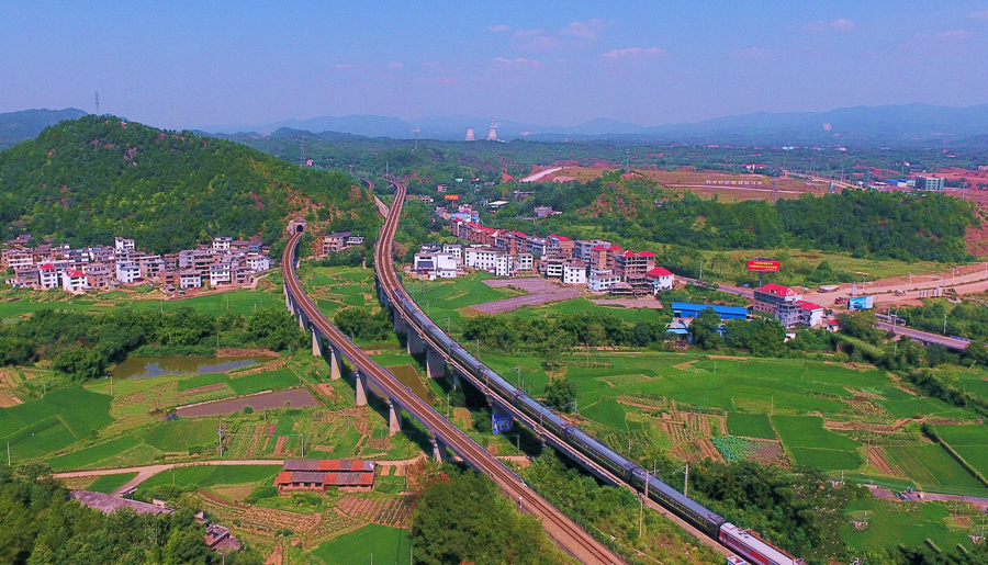 京九鐵路貫穿贛南片區及其丘陵山地 京九鐵路貫穿贛南片區及其丘陵山地