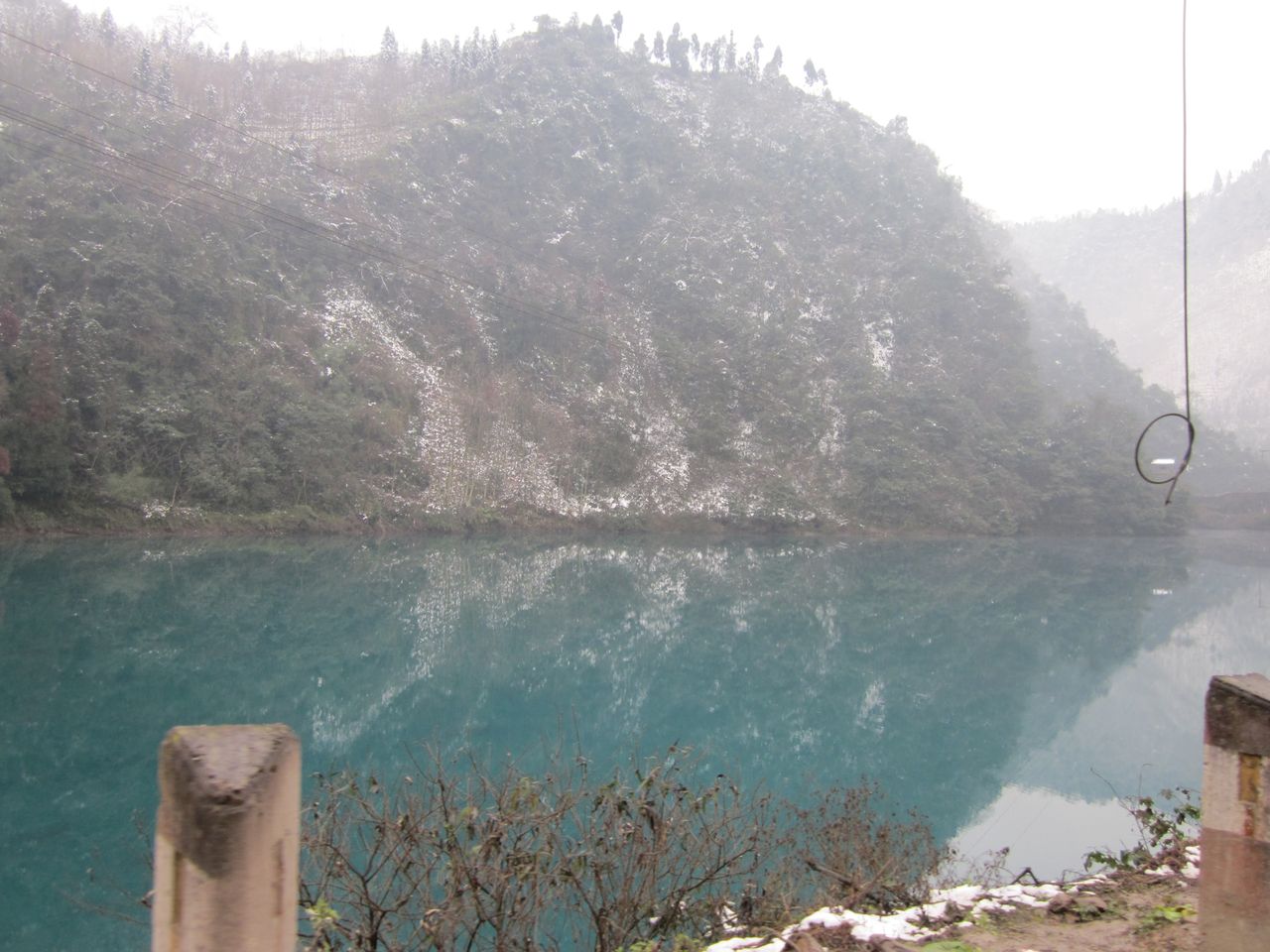 前山路上漂亮的藍色湖 前山路上漂亮的藍色湖
