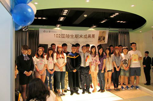 台灣醒吾科大校長周添城與立達修學學生合影 台灣醒吾科大校長周添城與立達修學學生合影
