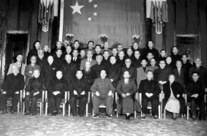 陳銘樞(二排左一)與毛澤東、朱德、周恩來 陳銘樞(二排左一)與毛澤東、朱德、周恩來