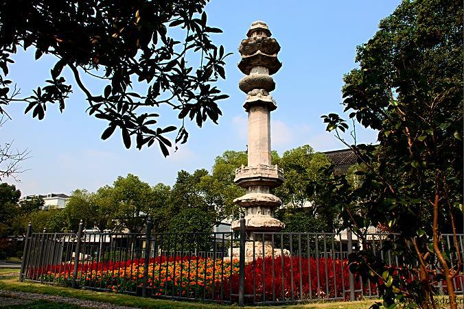 綠樹繁花中的唐經幢 綠樹繁花中的唐經幢