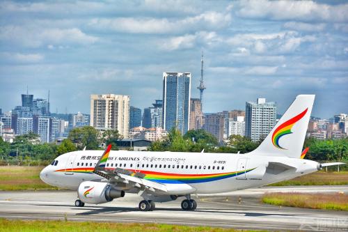 綿陽南郊機場飛機滑行 綿陽南郊機場飛機滑行