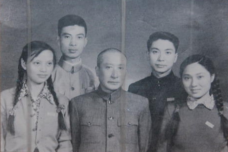 李劼人先生和女兒女婿、兒子兒媳的合影 李劼人先生和女兒女婿、兒子兒媳的合影