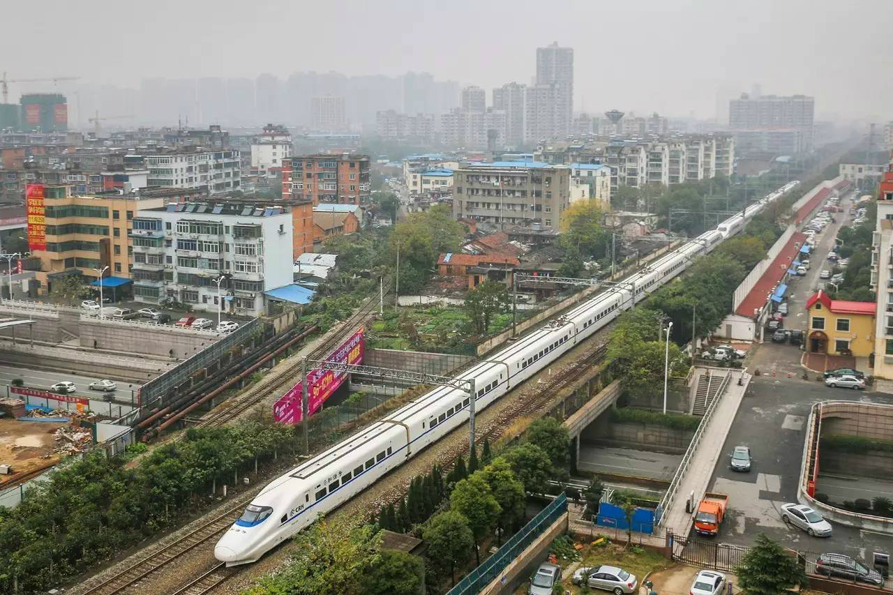京九鐵路部分路段運行crh2型高速動車組列車 京九鐵路部分路段運行crh2型高速動車組列車