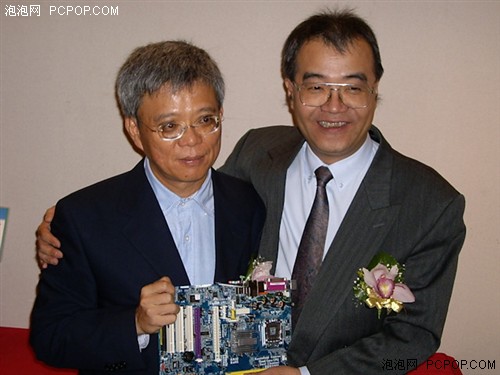 董事長徐世昌先生(左)與總經理吳載燈先生 董事長徐世昌先生(左)與總經理吳載燈先生