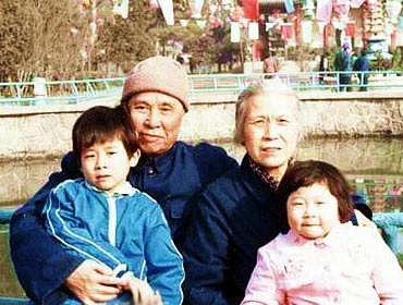 邱會作與夫人胡敏和孫子在一起