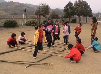 小孩子們在跳竹竿舞 小孩子們在跳竹竿舞