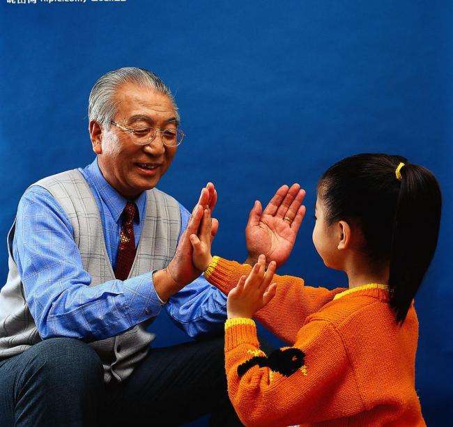 爺孫女玩拍手歌遊戲 爺孫女玩拍手歌遊戲
