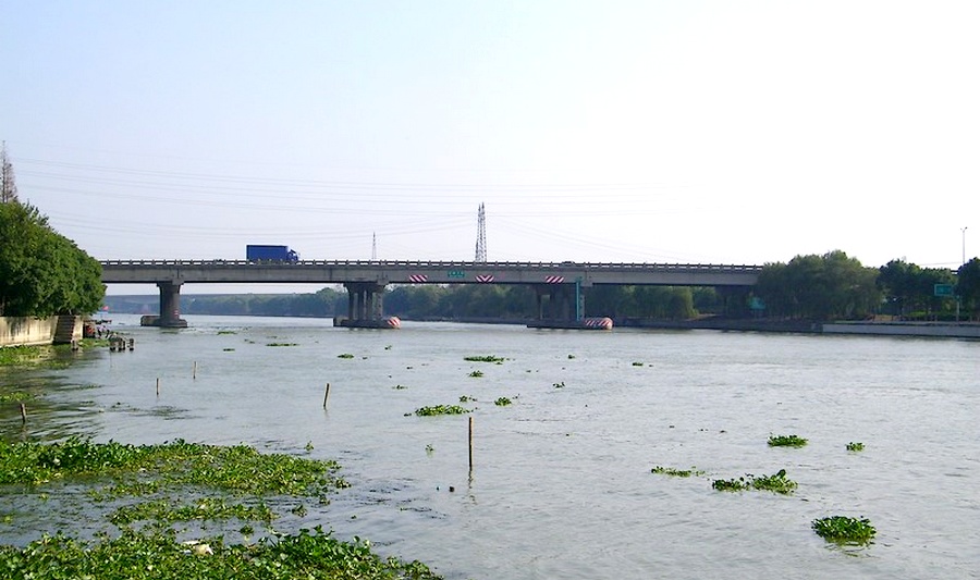 澱山湖口淀峰村一帶的攔路港河段 澱山湖口淀峰村一帶的攔路港河段