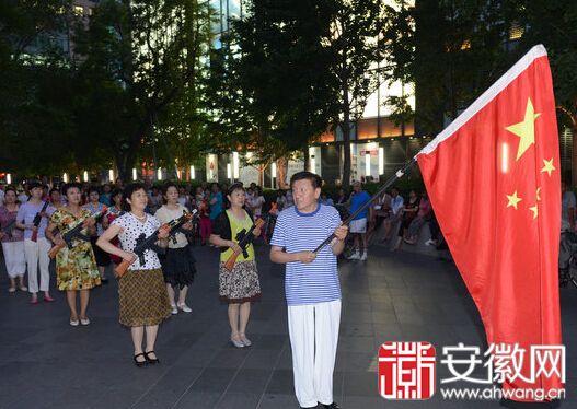 大媽跳廣場舞“地道戰插曲”紀念七七事變 大媽跳廣場舞“地道戰插曲”紀念七七事變