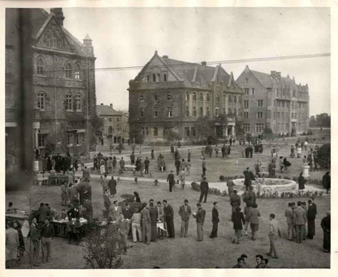 1948年畢業生離校前在大禮堂前的草坪聚會 1948年畢業生離校前在大禮堂前的草坪聚會
