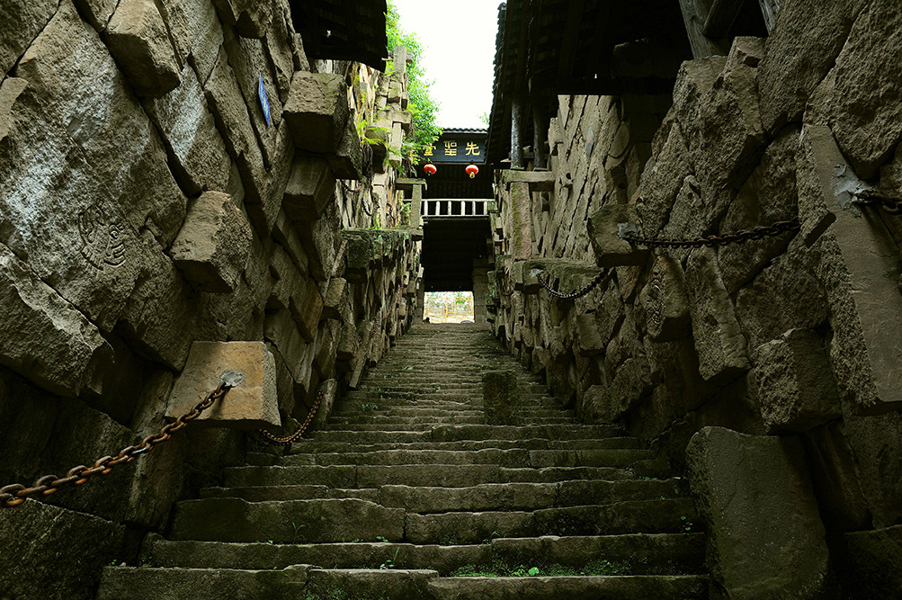 神龍山巴人石頭城 神龍山巴人石頭城