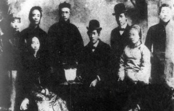 何震(右二) 何震(右二)