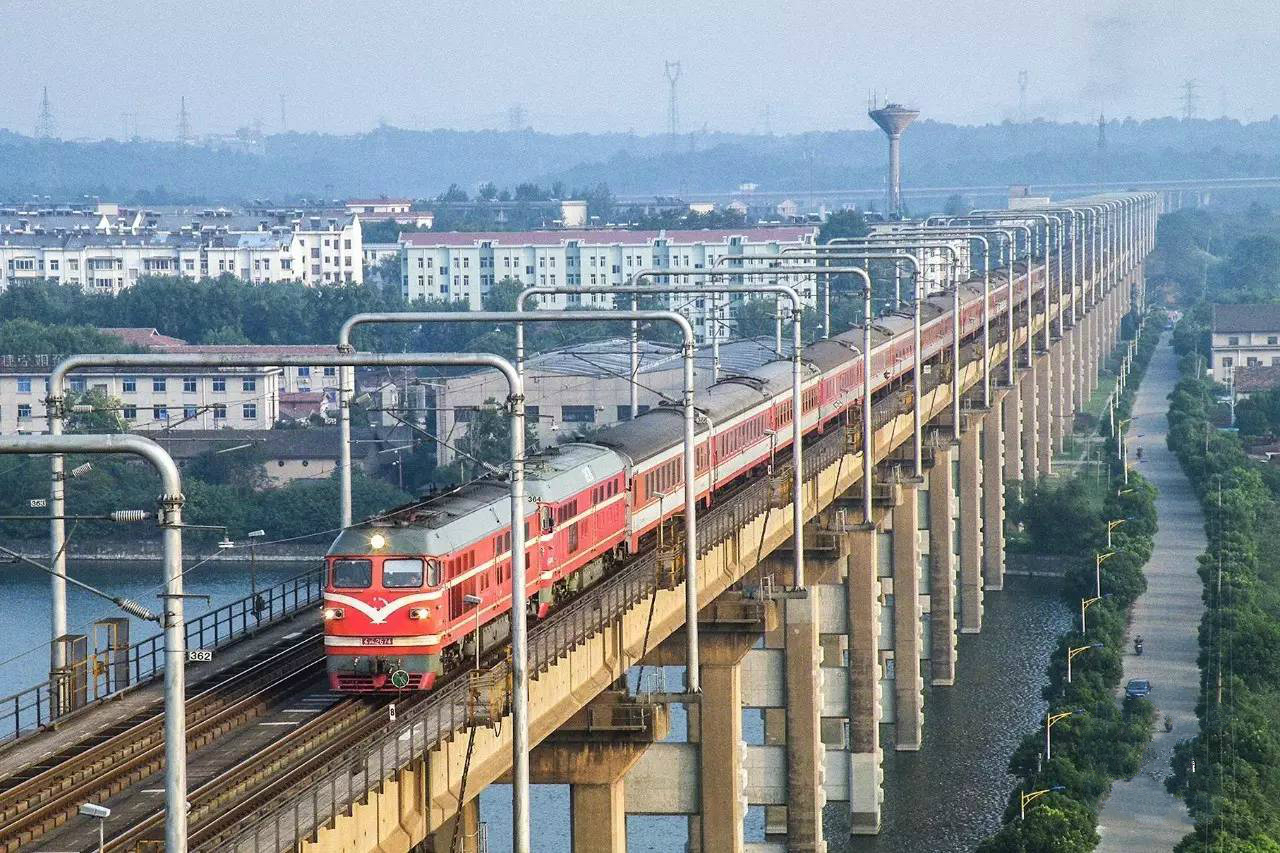 京九鐵路旅客列車在九江長江大橋行駛 京九鐵路旅客列車在九江長江大橋行駛
