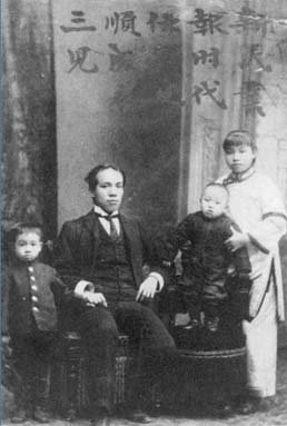 1906年,改良派代表人物梁啓超與家人在東京 1906年,改良派代表人物梁啓超與家人在東京