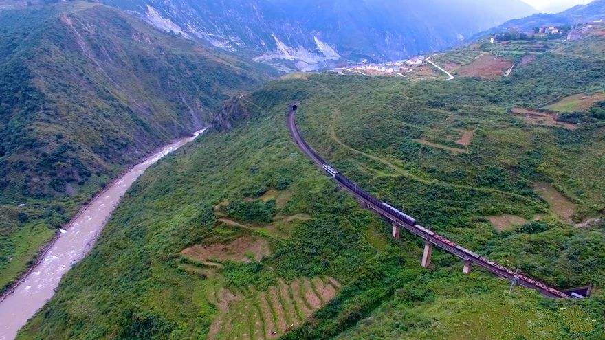 成昆鐵路列車穿越深山峽谷 成昆鐵路列車穿越深山峽谷
