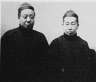 吳昌碩(左)與次子吳涵合影 吳昌碩(左)與次子吳涵合影