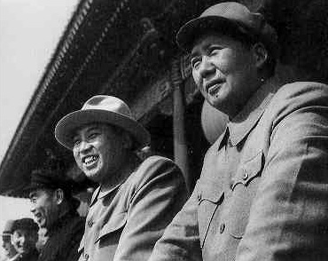 1954年和金日成在國慶典禮上(右) 1954年和金日成在國慶典禮上(右)