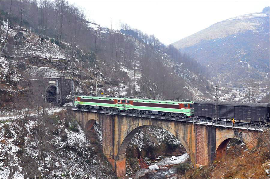 成昆鐵路電力列車 成昆鐵路電力列車