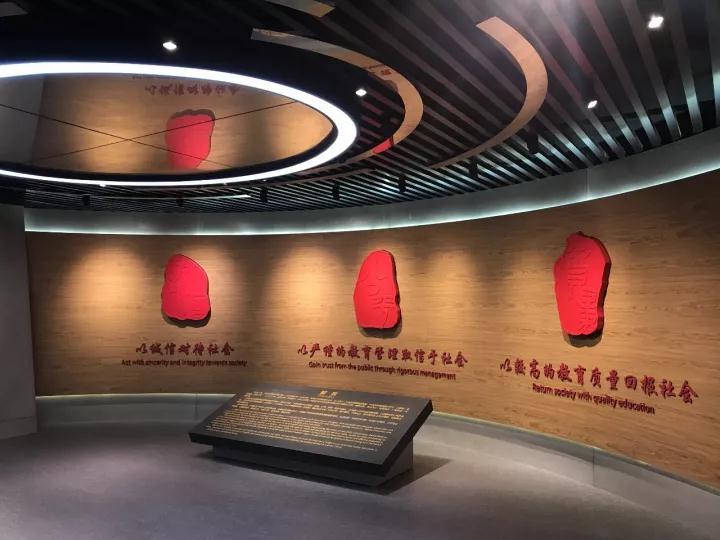 校碑石 校碑石