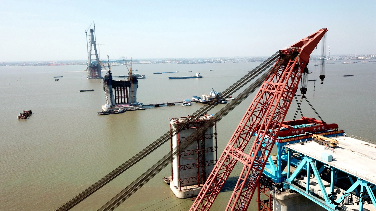 在建中的滬通長江大橋 在建中的滬通長江大橋