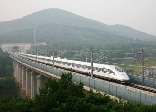 列車在京滬高鐵飛馳 列車在京滬高鐵飛馳