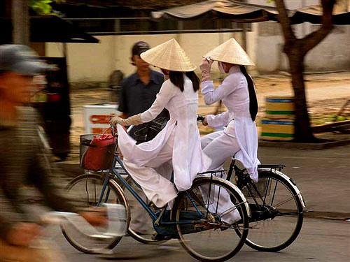 穿著奧黛騎腳踏車