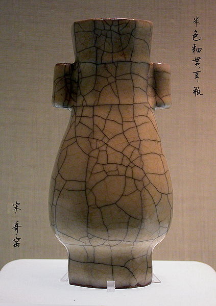 宋朝哥窯——米色釉貫耳瓶 宋朝哥窯——米色釉貫耳瓶