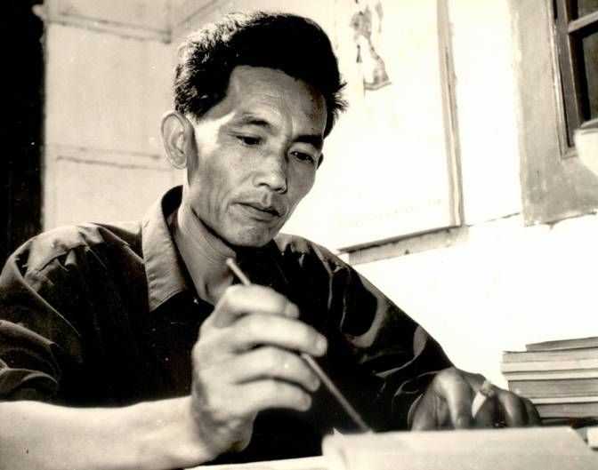 周克芹在修改稿子 周克芹在修改稿子