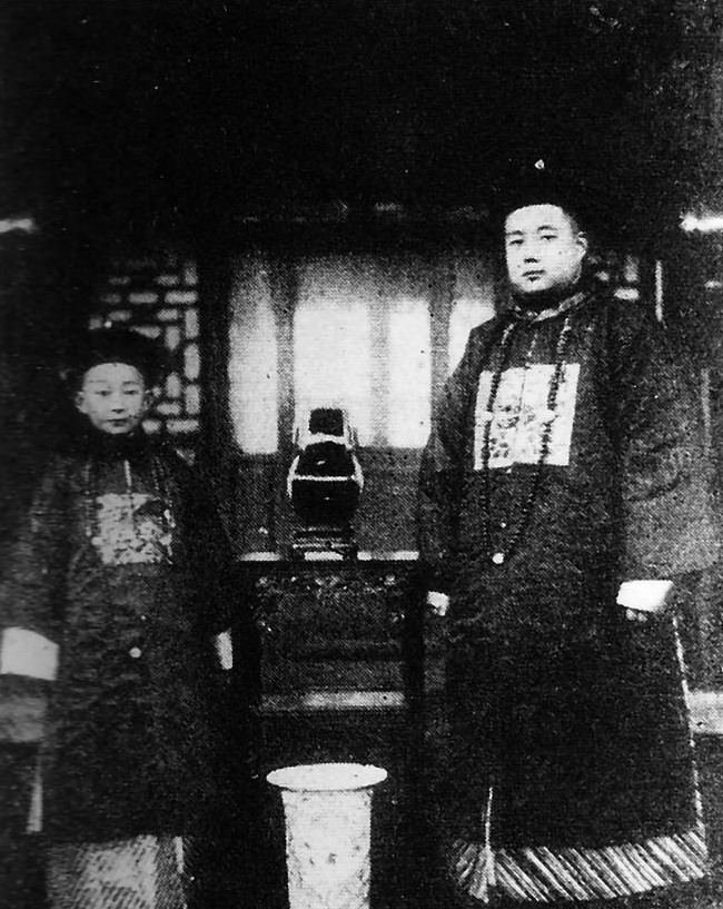 宣告退位時的皇帝溥儀和攝政王載灃 宣告退位時的皇帝溥儀和攝政王載灃