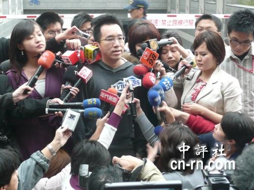 陳致中有話要說,吸引大批媒體圍來。 陳致中有話要說,吸引大批媒體圍來。