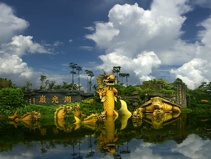 “湖光岩”東大門的大型雕塑“龍魚神龜” “湖光岩”東大門的大型雕塑“龍魚神龜”