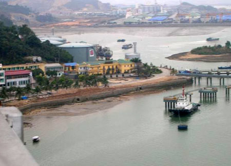 越南的海上石油鑽井平台和岸上的油庫 越南的海上石油鑽井平台和岸上的油庫