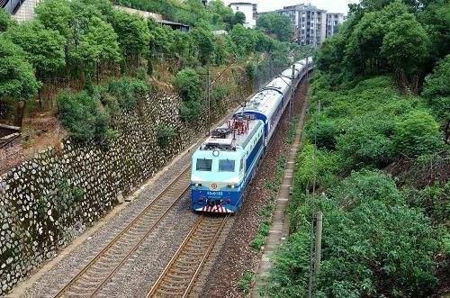 京廣鐵路運行韶山8型電力機車 京廣鐵路運行韶山8型電力機車