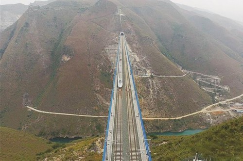 高鐵列車經過北盤江特大橋 高鐵列車經過北盤江特大橋