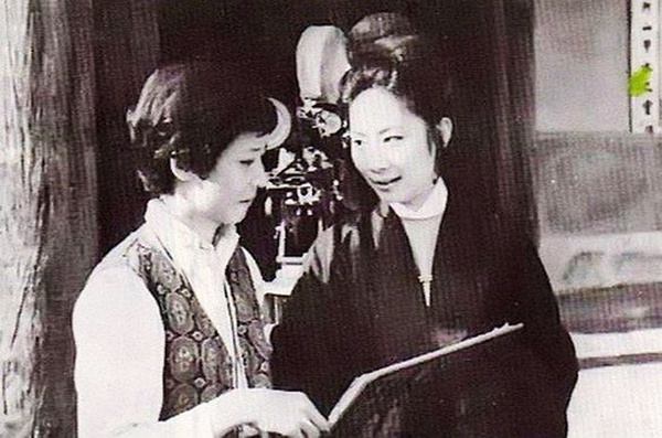 唐書璇(左)和盧燕(右)在拍攝現場 唐書璇(左)和盧燕(右)在拍攝現場