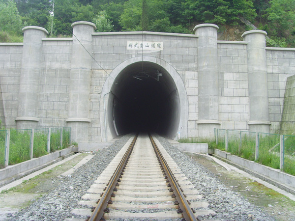 襄渝線新武當山隧道(7721m) 襄渝線新武當山隧道(7721m)
