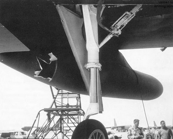 b-52g 58-0253 的副油箱被高炮擊中安全返航 b-52g 58-0253 的副油箱被高炮擊中安全返航