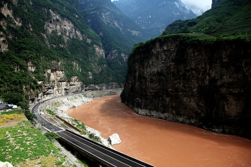 位於大渡河峽谷中的公路 位於大渡河峽谷中的公路