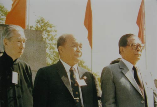 交大校慶江澤民與盛氏後人盛毓度(左一) 交大校慶江澤民與盛氏後人盛毓度(左一)