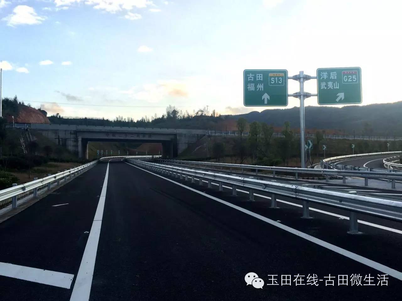 鳳都出入口的路牌 鳳都出入口的路牌