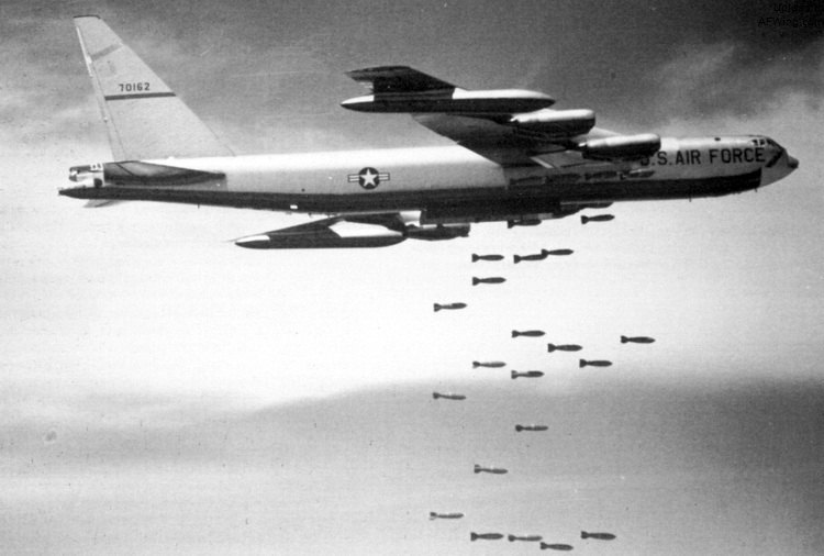 b-52f 投下的 m117 炸彈 b-52f 投下的 m117 炸彈