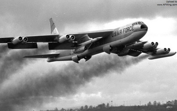 b-52翼下掛載的兩枚 agm-28 巡航飛彈 b-52翼下掛載的兩枚 agm-28 巡航飛彈