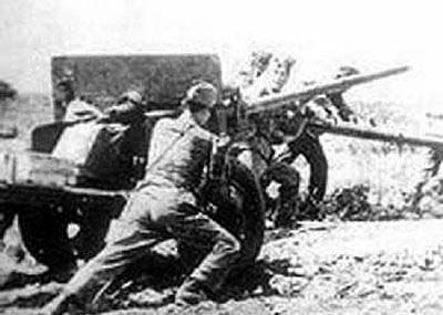 解放軍推火炮上陣地 解放軍推火炮上陣地